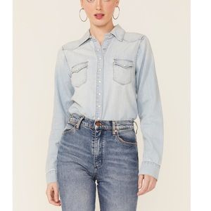 SHYANNE WOMEN'S LIGHT WASH SHY LIFE WESTERN DENIM SHIRT, new w/ tags*, Medium